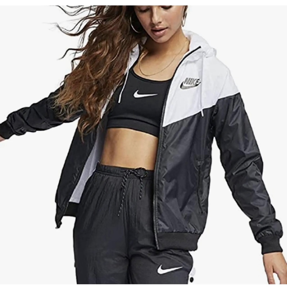 Nike Women's Windrunner Jacket Size Small Style CN6910-011 Black/White